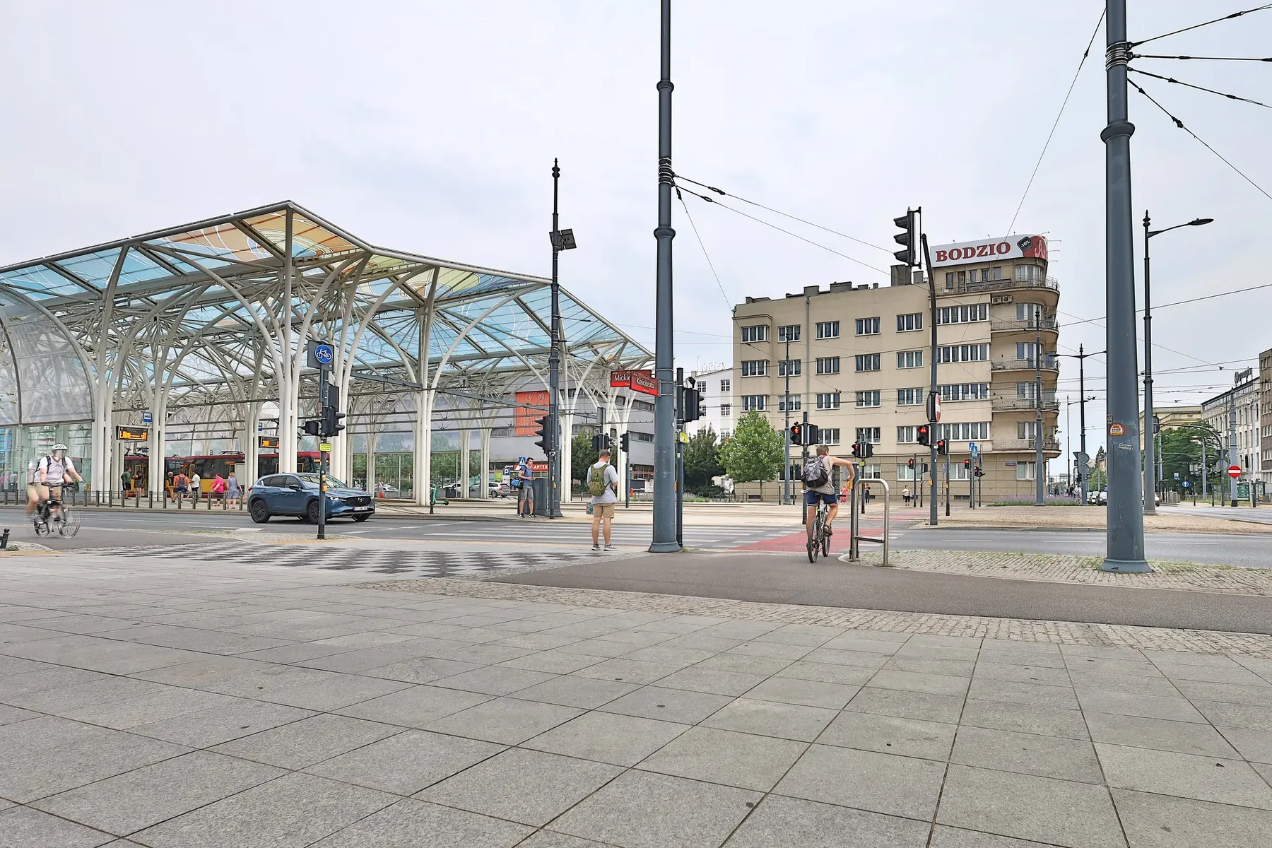 Przystanek Piotrkowska Centrum w Łodzi - witrażowy dach i modernistyczna kamienica